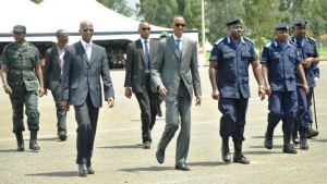 Perezida-Paul-Kagame_-ubwo-yari-ageze-i-Gishari_-asanganiye-abapolisi-basoje-amahugurwa-yo-kubinjiza-mu-cyiciro-cy_Aba-Ofisiye-bato