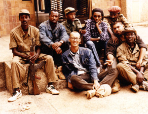 aidan-hartley-with-tutsi-rebels-kigali-1994